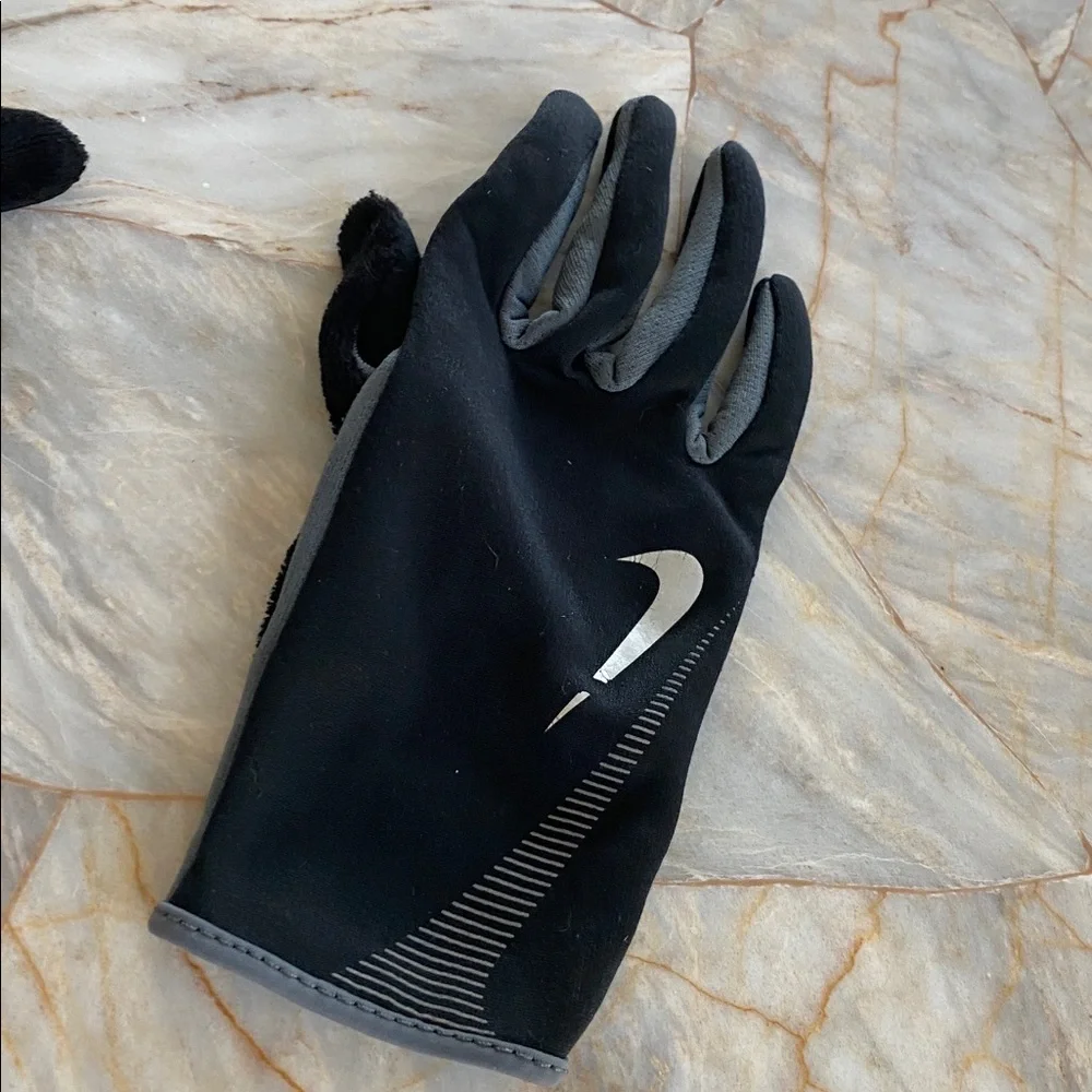 Nike‎ Black and Gray Sports Gloves